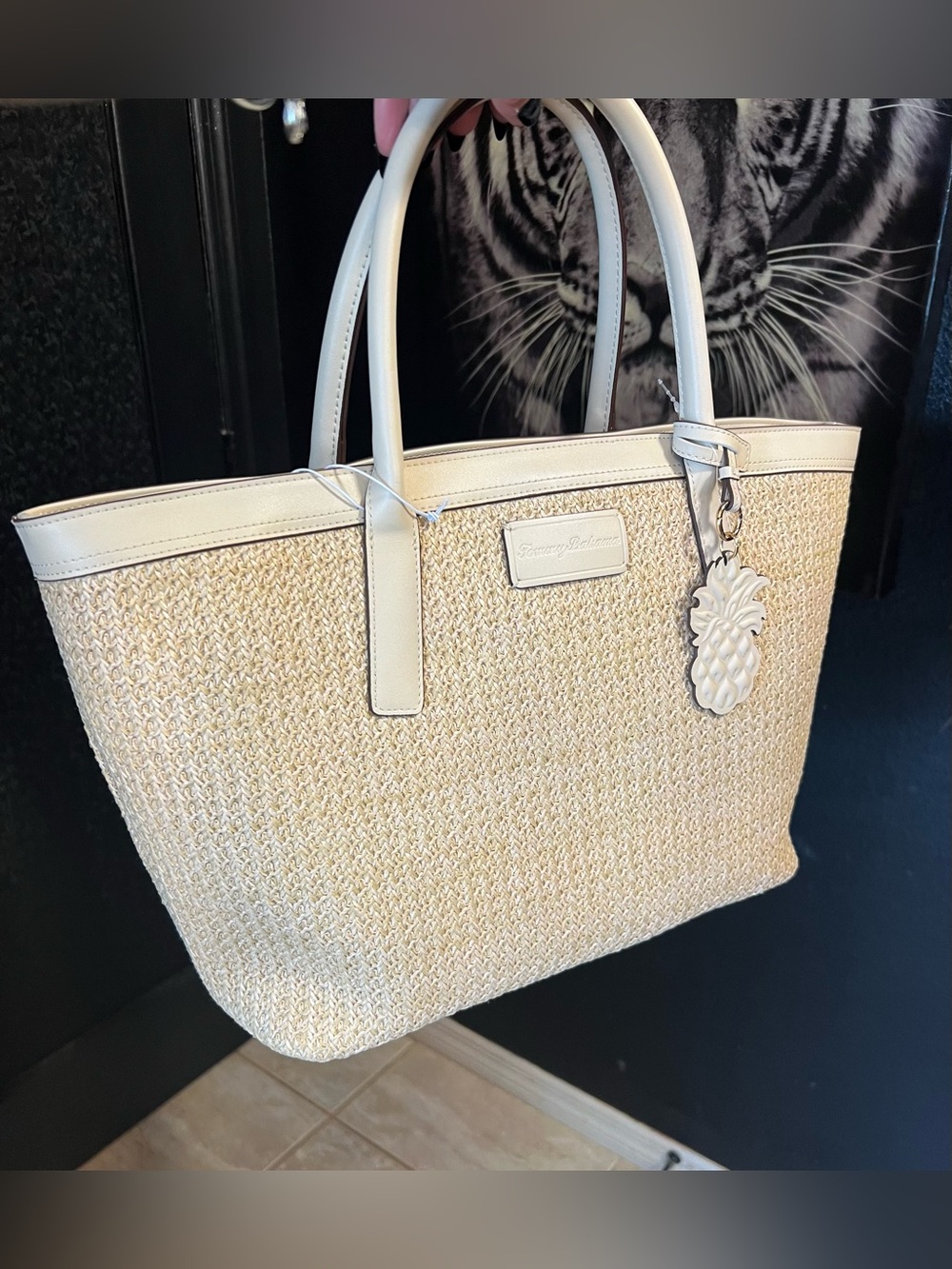 Tommy Bahama Raffia and PU Large Logo Tote with pineapple 🍍 charm-NWT - Picture 10 of 13